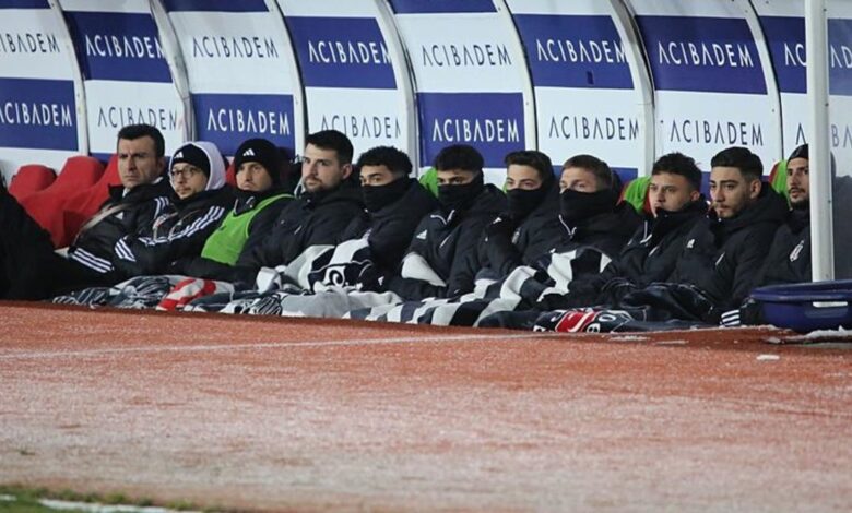 besiktasli futbolcularin sivas deplasmaninda sogukla imtihani battaniyeyle isindilar LxLntcan