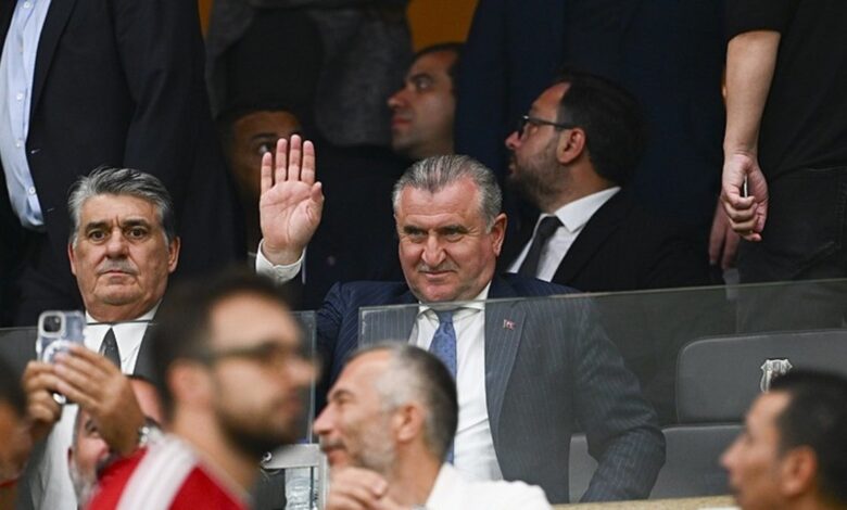 Bakan Bak tribünde 1 bakan bak tribunde 6P3lHB74