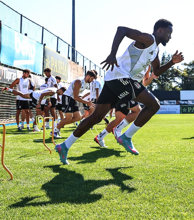 Beşiktaş'ın yeni transferi Wilfred Ndidi, ilk antrenmanına çıktı 2 besiktasin yeni transferi wilfred ndidi ilk antrenmanina cikti 0