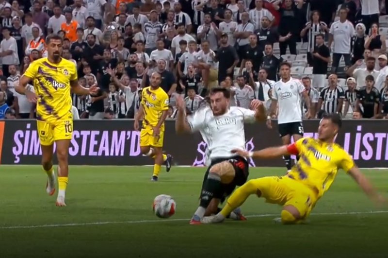 Halil Umut Meler penaltı noktasını gösterdi! İşte o pozisyon 2 halil umut meler penalti noktasini gosterdi iste o pozisyon 0