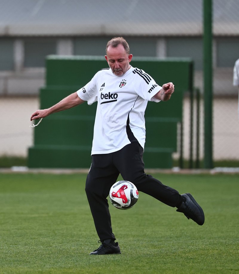 Sergen Yalçın Beşiktaş ile 2. döneminde ilk antrenmanına çıktı! 2 sergen yalcin besiktas ile 2 doneminde ilk antrenmanina cikti 0 Lv1dlgPF