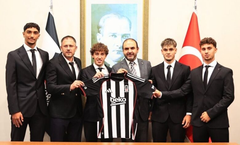 Beşiktaş'ta 4 genç futbolcuyla profesyonel sözleşme imzalandı 1 besiktasta 4 genc futbolcuyla profesyonel sozlesme imzalandi BsLRd8PE