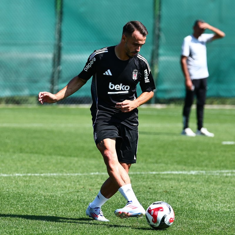 Beşiktaş'ta Vaclav Cerny ve Gökhan Sazdağı ilk antrenmanına çıktı 2 besiktasta vaclav cerny ve gokhan sazdagi ilk antrenmanina cikti 0